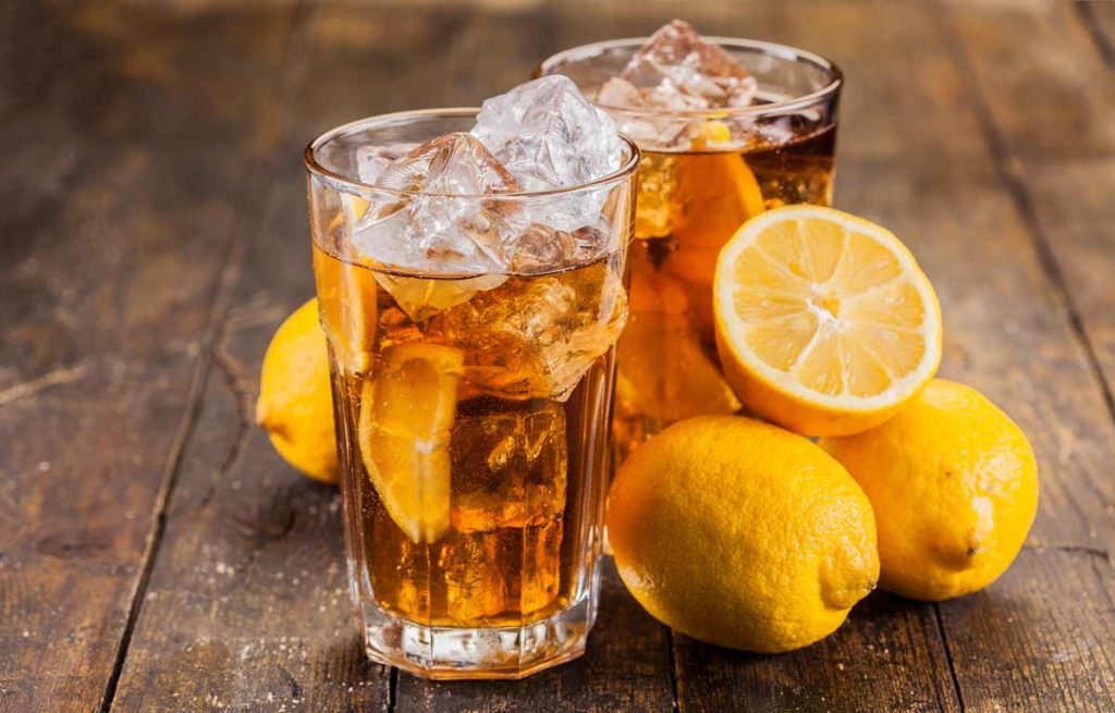 Glasses of iced tea with lemons